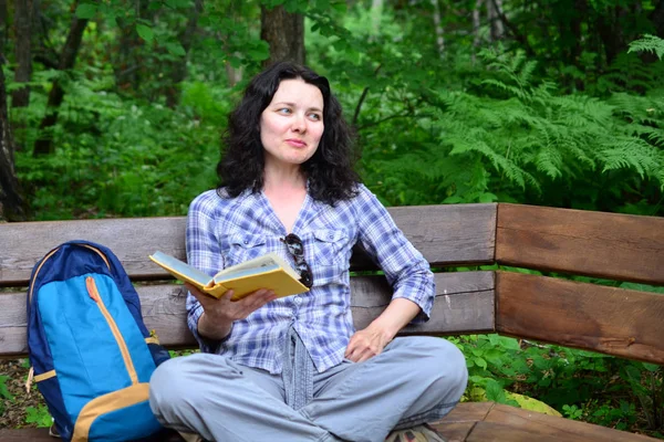 Reizende Vrouw Boek Lezen Ontspannen Het Park Concept Van Freelance — Stockfoto