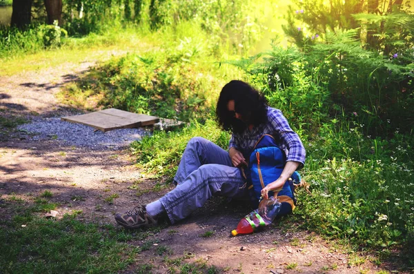 Vrouw Toeristische Met Rugzak Zittend Grond Forest — Stockfoto