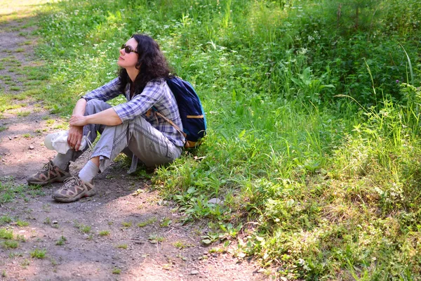 Mesafe içine, açık havada arayan kadın seyahat. Kız uzun yürüyüşler yapmayı düşünüyorum