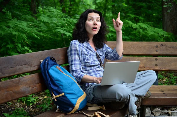 Parkta dizüstü bilgisayar kullanan kadın seyahat. Serbest kavramı iş doğa üzerinde çalışma seyahat