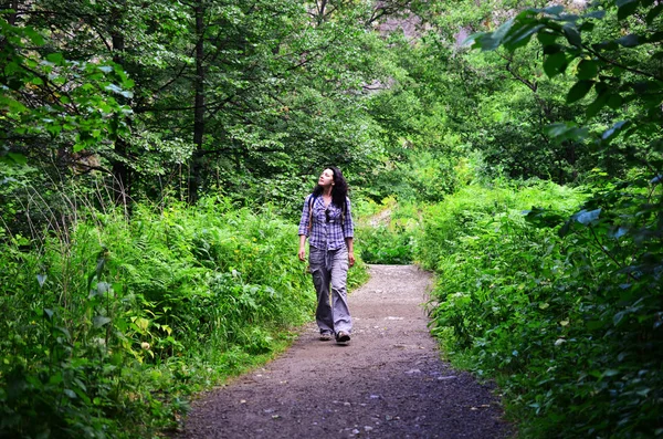 Vrouw Wandelen Langs Weg Het Park Rust Reizen — Stockfoto