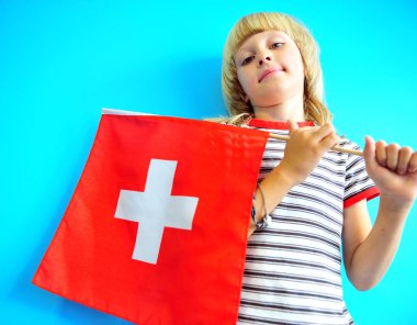 İsviçre'nin ulusal bayrak tutan sevimli sarışın çocuk