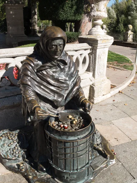 Burgos España Septiembre 2015 Estatua Bronce Una Mujer Vendiendo Castañas —  Fotos de Stock