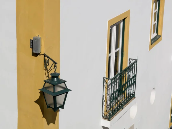 Fachada Branca Amarela Típica Évora Com Uma Lâmpada Rua Retro — Fotografia de Stock