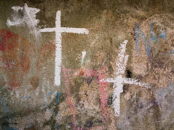 Etiqueta Con Dos Cruces Blancas Dibujadas Una Pared —  Fotos de Stock