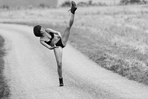 Soyunmak Bir Durumda Genç Bir Kadın Bacak Gökyüzüne Topluyor Siyah — Stok fotoğraf