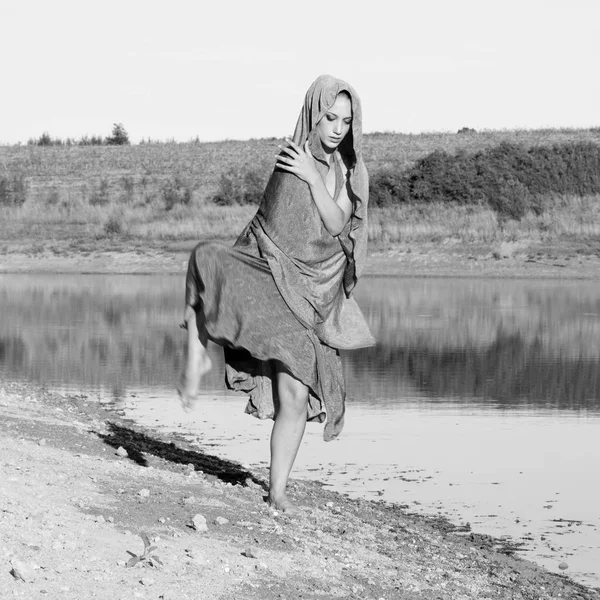 Χαριτωμένη Ξυπόλυτος Χορευτής Κινείται Δίπλα Μια Λίμνη Είναι Συσκευασμένο Ένα — Φωτογραφία Αρχείου