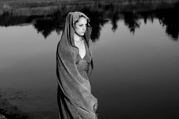 Bir Göl Yanında Güzel Bir Kadın Portresi Yumuşak Doku Içinde — Stok fotoğraf