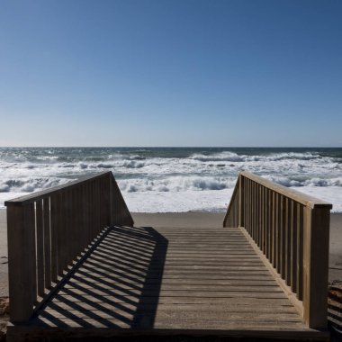  Plaj ve deniz için boş Ahşap merdiven iner.