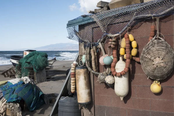 Antieke Vistuig Rondom Een Oude Shack Het Strand — Stockfoto