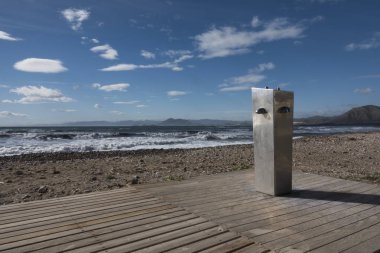 Genel metal çeşme ile birkaç su musluklar plajda, La Azohia, Cartagena, İspanya.