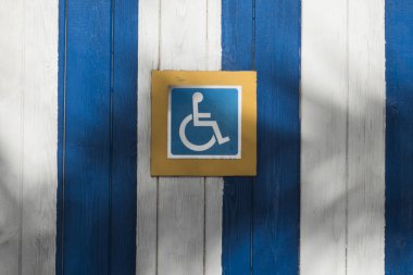 Mavi ve beyaz çizgili ayarla handikap veya tekerlekli sandalye kişi simgesi.