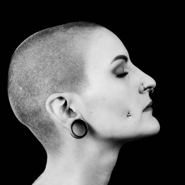 Portrait Profile Beautiful Woman She Shaved Her Head She Has — Stock Photo, Image