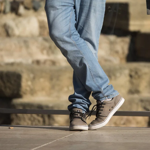 Man Står Med Benen Kors Närbild Hans Ben Casual Blå — Stockfoto