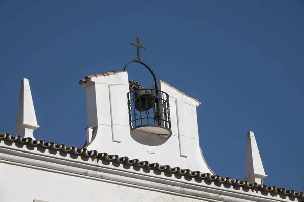 Bell Kruis Het Dak Van Een Kleine Witte Kapel Marbella Rechtenvrije Stockfoto's