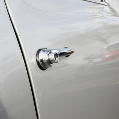 Arabanın kapısını Close-Up işlemek eski bir araba.