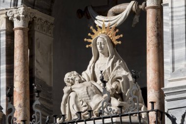 Plaza de Obispo - piskoposluk Sarayı'nın Pieta Closeup görünümünü. Mermer sütunla çevrili.