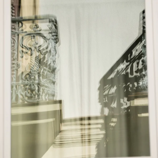 Suddig Bild Typiska Andalusiska Balkonger Det Reflektion Ett Fönster — Stockfoto