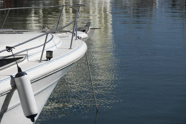 係留プレジャー ボートの白の弓 バック グラウンドで静かな水 — ストック写真