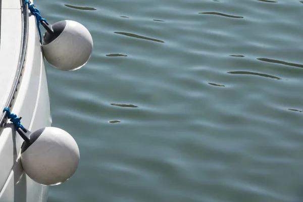 Zwei Ankerbojen Der Seite Eines Bootes Wasser Hintergrund Und Kopierplatz — Stockfoto