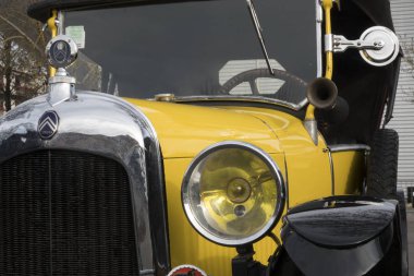 Auch, Fransa - 10 Mart 2019: Eski arabalar: sarı bir çok eski Fransız araba yakın çekim. Bu bir Citroen marka araç var. Krom radyatör ızgarası, araba far, Citroen marka ve gaz kap üst işareti kapsar .