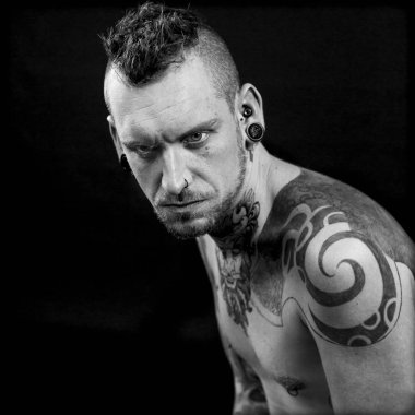 Dövmeli adamın gözünde menace.