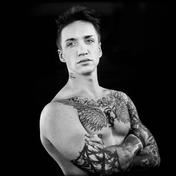 Tetovaný Muž Pózovat Rukama Založenýma — Stock fotografie