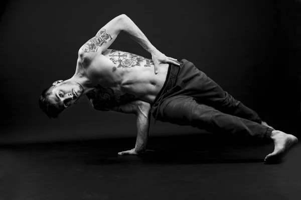 黒の背景にブレイク ダンサー — ストック写真