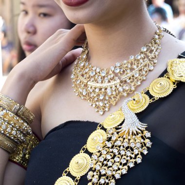 Chiang Mai, Tayland-Şubat 4 2017: Chiang Mai çiçek Festivali: genç bir kadın tarafından giyilen mücevherlerin yakın çekim. O bir Rhinestone kolye, büyük bilezik ve çok değerli bir omuz taşı giyiyor