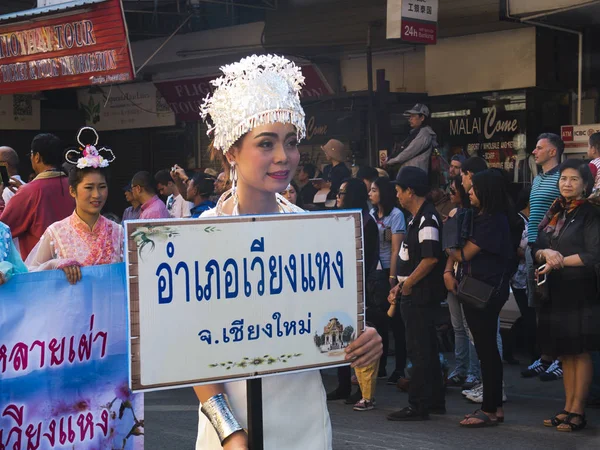 Chiang Mai Thailand Februar 2017 Unbekannte Weiß Gekleidete Frau Trägt — Stockfoto