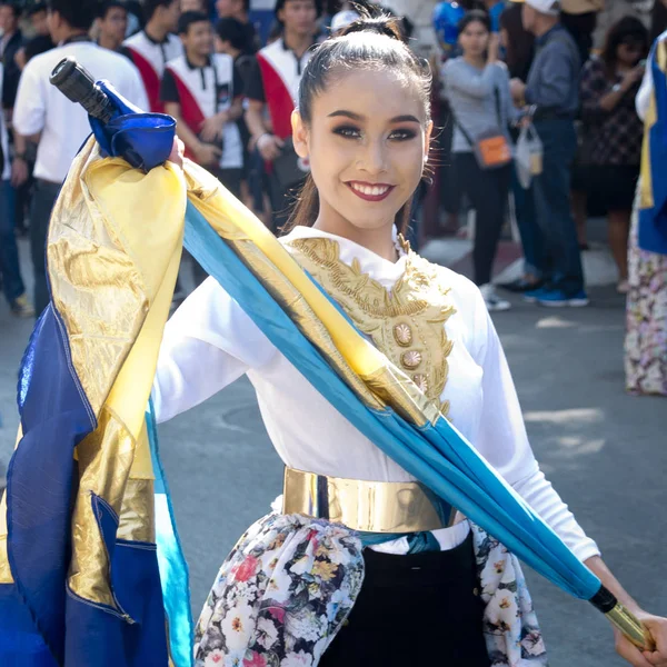 チェンマイ 月4日 2017 チェンマイの花祭り Traditionnal の衣装で若い Smilling の女の子は 金色の振ったりの旗をぶら下げます 彼女はダンスグループの応援リーダーで — ストック写真