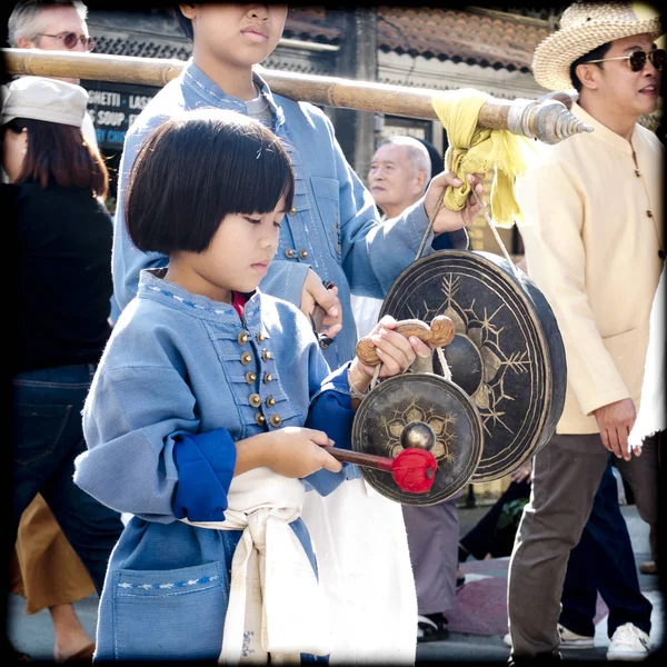 チェンマイ 月4日 2017 チェンマイ花祭り 小さな女の子がゴングに打つ Traditionnal 青い衣装を着て 彼女は彼女のバンドで行列を歩いている — ストック写真