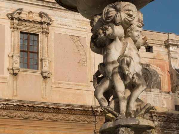 パレルマ シチリア イタリア 2016年9月14日 プレトリアプレイスのボルドナーロ宮殿の外の恥の噴水の中央の列 キューピッド 馬やガチョウの頭のような動物 野菜の装飾品は 丸い流域の下に白い大理石で湾曲しています — ストック写真