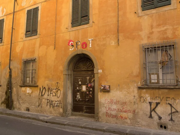 Pisa Italy September 2016 Ockerfarbene Fassade Mit Schriftzügen Der Wand — Stockfoto