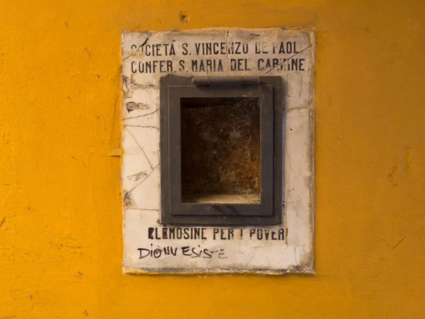 Pisa Italy September 2016 Arme Box Einer Ockerfarbenen Hauswand Einer — Stockfoto