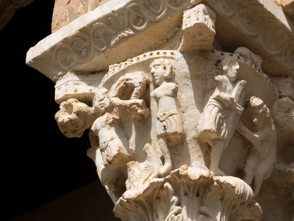 蒙雷亚尔 西西里岛 意大利 2016年9月14日 从圣玛丽大教堂大教堂在蒙雷亚尔大教堂的回廊的一列叙事资本 动物和数字上方的树叶被雕刻在白色的大理石 — 图库照片