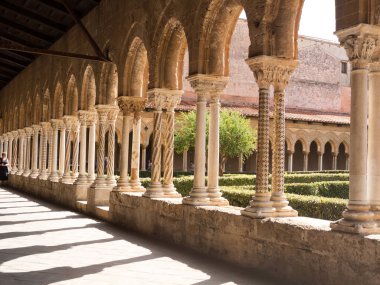 Monreale, Sicilya, İtalya-14 Eylül 2016 : Monreale manastırından bir sütunun Anlatı Başkenti. Monreale Arabo-Norman Katedrali Benedictine manastır. Sütunlar altın ve renklerde desen bantları ile dekore edilmiştir. 