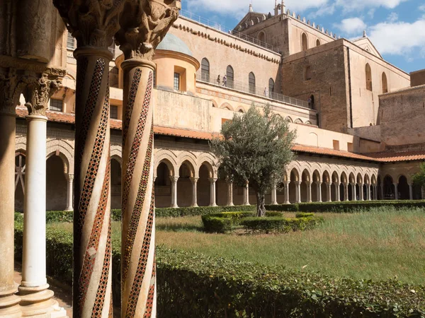 Monreale Sicilien Italien September 2016 Benedictine Cloister Den Arabo Normandiska Stockbild