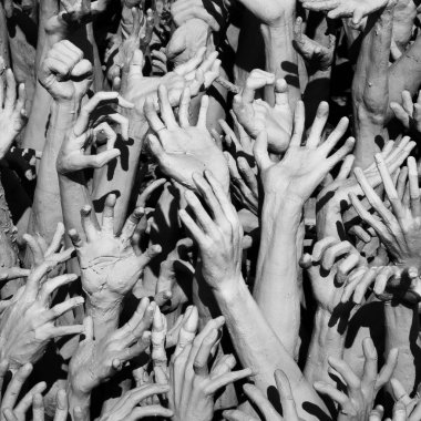 Chiang Rai, Tayland-17 Ocak 2017 : Beyaz tapınak, Wat Rong Khun : Beyaz Tapınağın girişine yaslanmış köprü boyunca stresli eller heykel bol. Bu korkutucu eller insanları yakalar gibi davranırlar. .