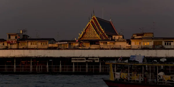 2017年1月13日 日落时分 沿湄南河的佛教寺庙景色 宝塔的屋顶是典型的佛教艺术 — 图库照片
