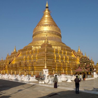 Nyaung U, Myanmar - 28 Ocak 2016: Shwezigon Paya ünlü bir pagoda. Küçük tapınaklar ve tapınaklarla çevrili dairesel altın yaprak yaldızlı bir stupadan oluşur.. 