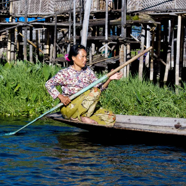 Lago Inle Mianmar Janeiro 2016 Mulher Birmanesa Remando Pequeno Barco — Fotografia de Stock