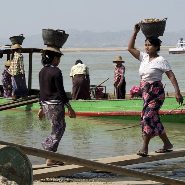 Mandalay Myanmar Gennaio 2016 Donne Birmane Portano Ciottoli Grandi Cesti — Foto Stock