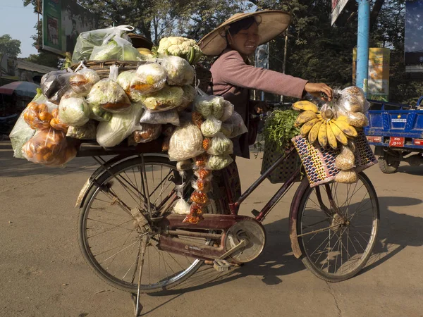 Mandalay Myanmar Febrero 2016 Vendedora Ambulante Con Bicicleta Ella Está — Foto de Stock