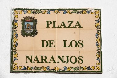 Marbella/ Endülüs, İspanya : 4 Şubat 2019 : Eski şehir merkezinde renkli bitkiler ve marbella arması ile sırlı fayanslar içinde tabela yerleştirin. 