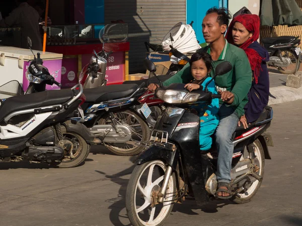 Sen Monorom Moncamboya Junio 2012 Familia Moto Niña Tiene Traje —  Fotos de Stock