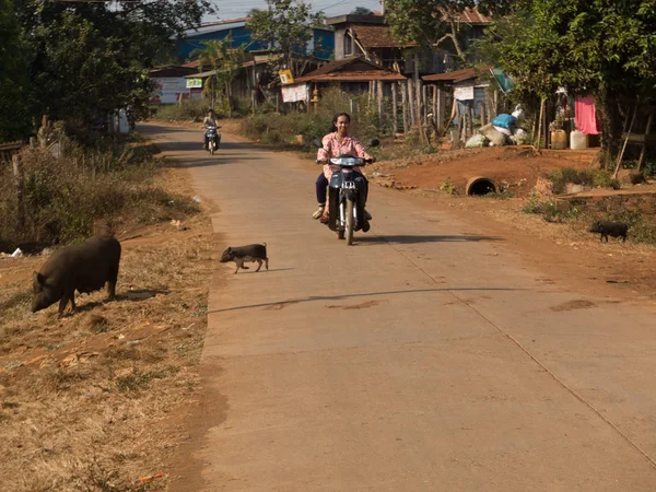 Sen Monorom Mondolkiri Camboja Junho 2012 Pessoas Cambojanas Andando Moto — Fotografia de Stock