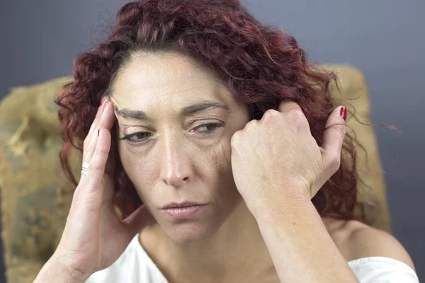 Migraine Voor Deze Trieste Vrouw Alleen Thuis — Stockfoto