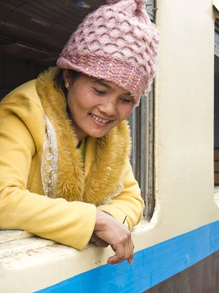 Mandalay Myanmar Burma Ocak 2016 Trenin Penceresinde Sarı Ceket Pembe — Stok fotoğraf