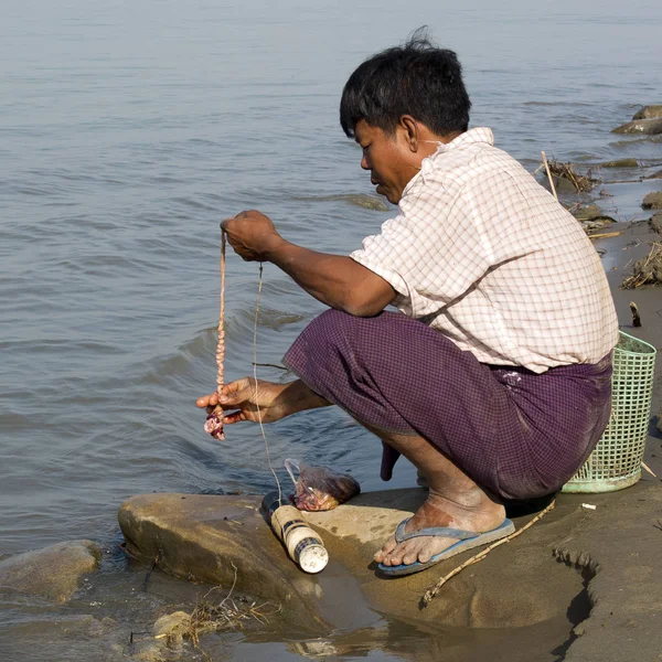 Kratie Myanmar Birmania Febbraio 2016 Pescatore Burnese Accovacciato Sulle Rive — Foto Stock